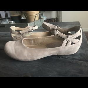 Earthies by Earth Comfortable Tan Flats